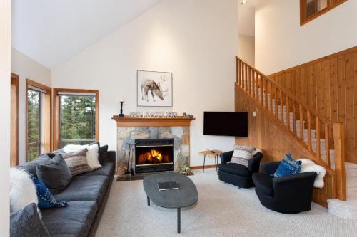 Painted Cliff 35 - Blackcomb home with Shared Hot Tub, Secure Parking - Whistler Platinum