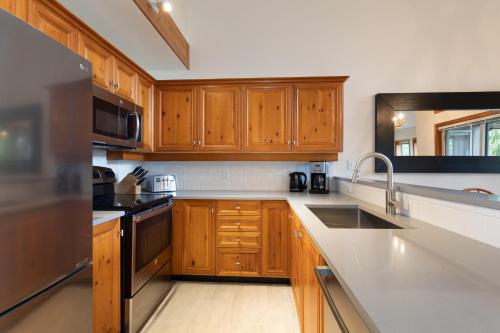 Painted Cliff 35 - Blackcomb home with Shared Hot Tub, Secure Parking - Whistler Platinum in Whistler, Canada
