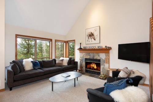 Painted Cliff 35 - Blackcomb home with Shared Hot Tub, Secure Parking - Whistler Platinum in Whistler, Canada