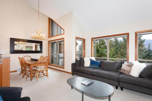 Painted Cliff 35 - Blackcomb home with Shared Hot Tub, Secure Parking - Whistler Platinum in Whistler, Canada