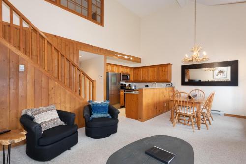 Painted Cliff 35 - Blackcomb home with Shared Hot Tub, Secure Parking - Whistler Platinum in Whistler, Canada