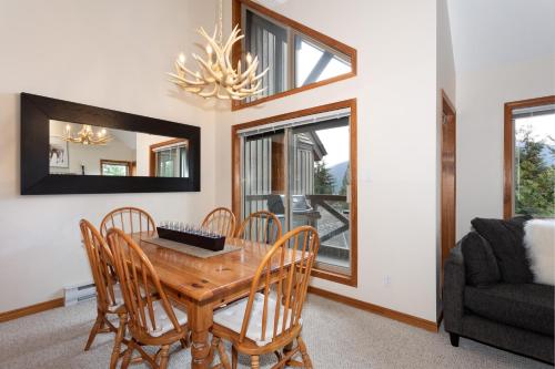 Painted Cliff 35 - Blackcomb home with Shared Hot Tub, Secure Parking - Whistler Platinum in Whistler, Canada
