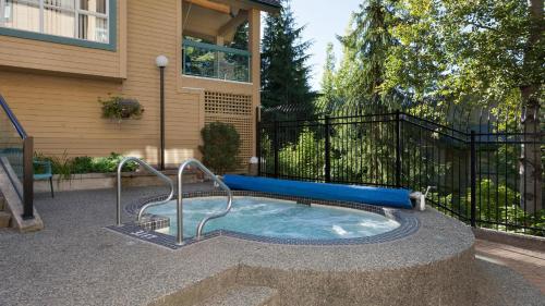 Snowbird 304 | Newly Renovated Townhome Perfect for Families! Hot Tub & Underground Parking in Whistler, Canada