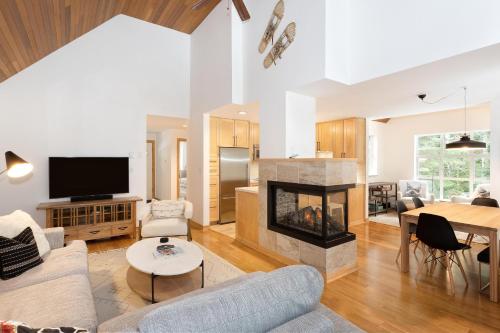 Snowbird 304 | Newly Renovated Townhome Perfect for Families! Hot Tub & Underground Parking in Whistler, Canada