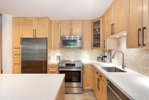 Snowbird 304 | Newly Renovated Townhome Perfect for Families! Hot Tub & Underground Parking in Whistler, Canada