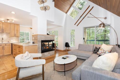 Snowbird 304 | Newly Renovated Townhome Perfect for Families! Hot Tub & Underground Parking in Whistler, Canada