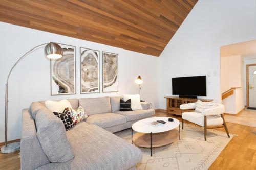 Snowbird 304 | Newly Renovated Townhome Perfect for Families! Hot Tub & Underground Parking in Whistler, Canada