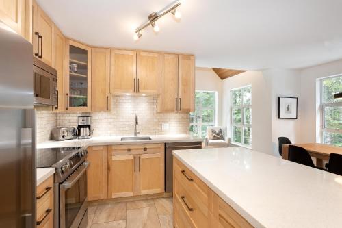 Snowbird 304 | Newly Renovated Townhome Perfect for Families! Hot Tub & Underground Parking in Whistler, Canada