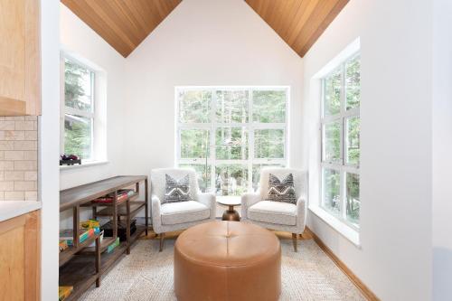 Snowbird 304 | Newly Renovated Townhome Perfect for Families! Hot Tub & Underground Parking in Whistler, Canada