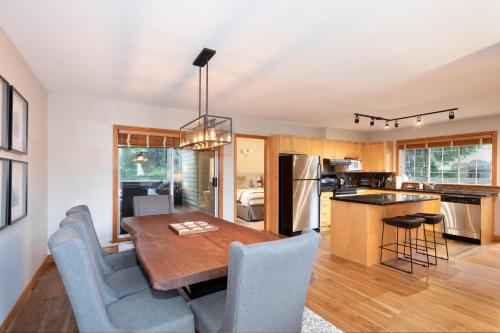 Stoneridge 12 | Modern & Bright Townhome Close to Ski Hill w/ Hot Tub & Parking in Whistler, Canada