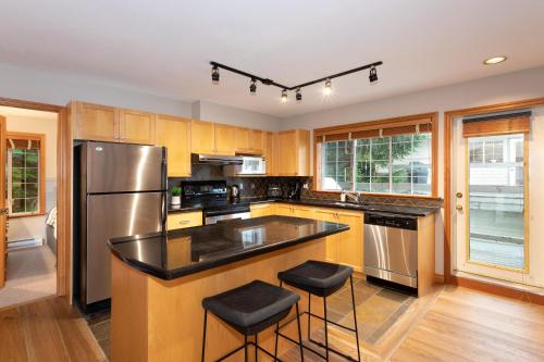 Stoneridge 12 | Modern & Bright Townhome Close to Ski Hill w/ Hot Tub & Parking in Whistler, Canada