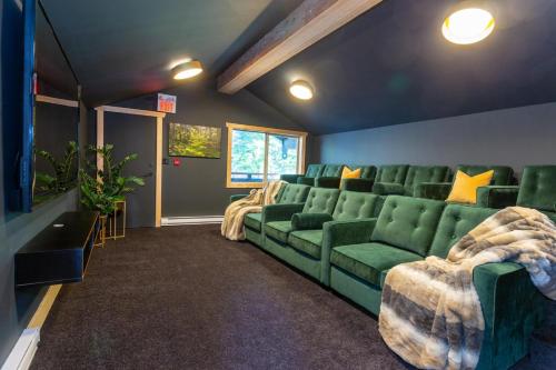 Chalet Whistler | Large Ski Family Chalet, Media Room, Sauna, Hot Tub in Whistler, Canada