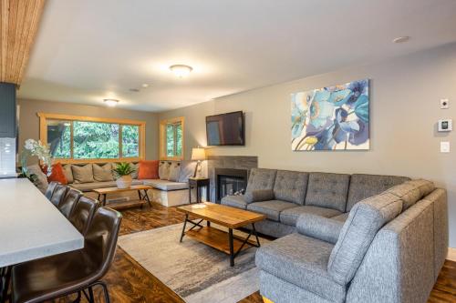 Chalet Whistler | Large Ski Family Chalet, Media Room, Sauna, Hot Tub in Whistler, Canada