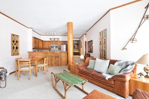 Blackcomb Greens 06 | Spacious Townhome, Shared Hot Tub, Near Shuttle & X-Country Skiing in Whistler, Canada
