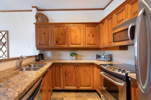 Blackcomb Greens 06 | Spacious Townhome, Shared Hot Tub, Near Shuttle & X-Country Skiing in Whistler, Canada