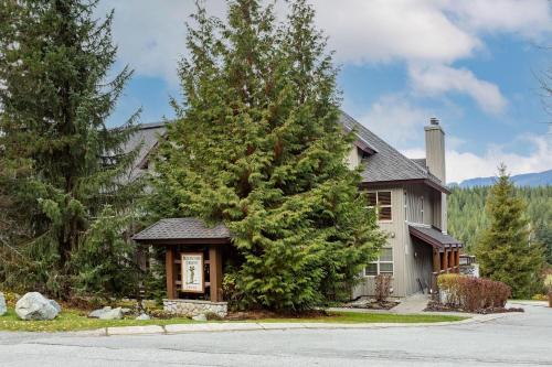 Blackcomb Greens 06 | Spacious Townhome, Shared Hot Tub, Near Shuttle & X-Country Skiing in Whistler, Canada
