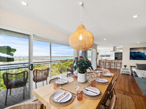 B&B East Ballina - The Penthouse - Unobstructed 180 degree views of Shaws Bay, the Ocean all the way to Evans Head - 150m to Shaws Bay - Bed and Breakfast East Ballina