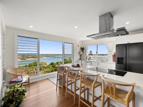 THE PENTHOUSE - Spectacular Views of the Bay, and the Ocean! Only 150m to Shaws Bay