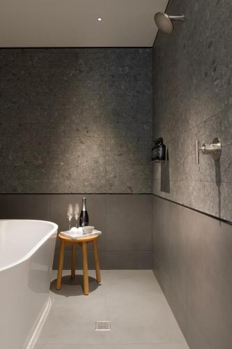 Fürdőszoba, The Howey near Nemzeti GalériaVictoria