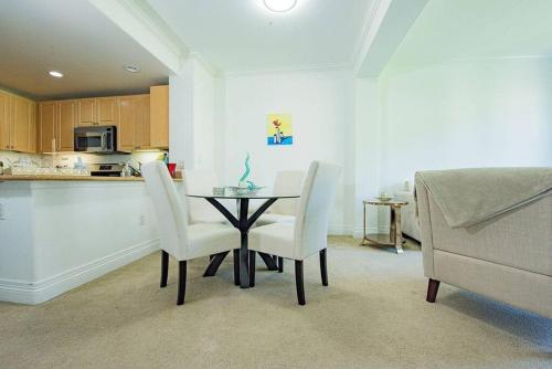 Luxury condo near Irvine Business & UCI Hospital in Irvine, USA
