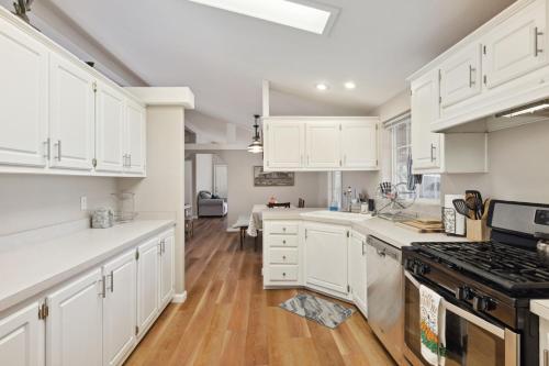 Newly Renovated Retreat on 6 Acres, Discover Murphys Lodge with Scenic Views! in Mērfijsa (CA)