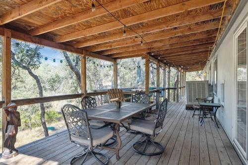 Iekārtas, Newly Renovated Retreat on 6 Acres, Discover Murphys Lodge with Scenic Views! in Mērfijsa (CA)