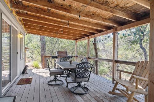 Iekārtas, Newly Renovated Retreat on 6 Acres, Discover Murphys Lodge with Scenic Views! in Mērfijsa (CA)