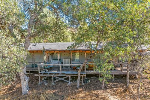 Iekārtas, Newly Renovated Retreat on 6 Acres, Discover Murphys Lodge with Scenic Views! in Mērfijsa (CA)
