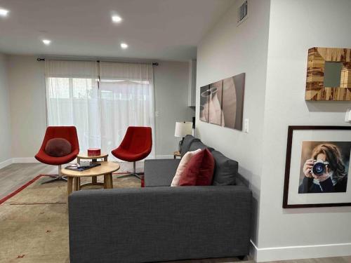 Modern Tustin Condo Near Disney. Pet-Friendly!