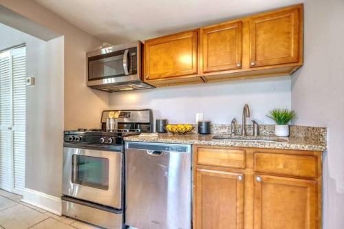 Konyha, Budget Bed Room near Downtown Inner Harbor w Free Parking in West Baltimore