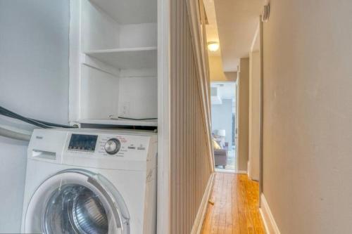 Budget Bed Room near Downtown Inner Harbor w Free Parking in West Baltimore