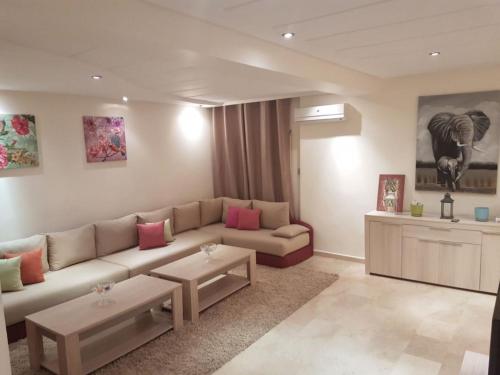 Central 2BR Apartment in Casablanca - Balcony & Private Parking, Casablanca (fotografie 2)