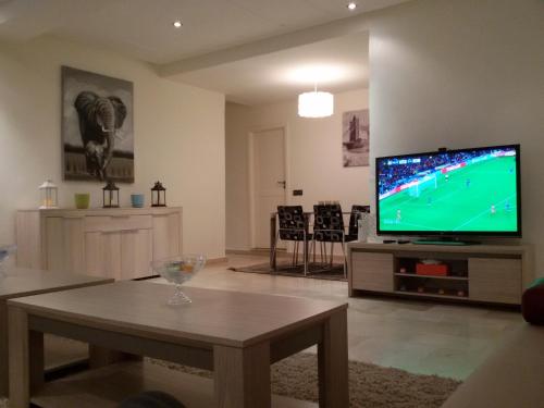 Central 2BR Apartment in Casablanca - Balcony & Private Parking, Casablanca (fotografie 7)