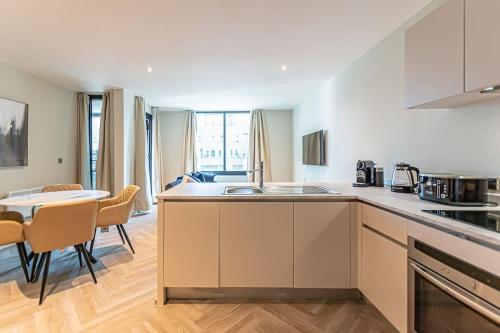1 Bed Apt - Balcony - City View - Great Location, Liverpool (photo 9)