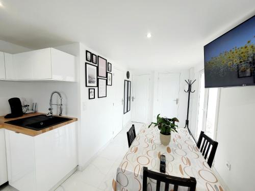 Logement independant "Les Coquelicots", terrasse proche des plages et Montpellier in Fontcaude