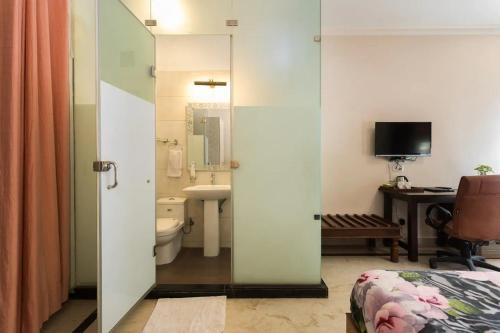 Classic Double Room image 4