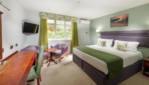 B/W Moores Central Hotel - image 4