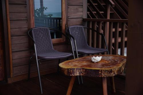 Momos Surf Shack in Naibos