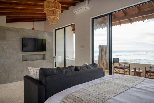 Deluxe Double Room with Balcony and Sea View image 5