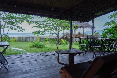 Momos Surf Shack in Naibos