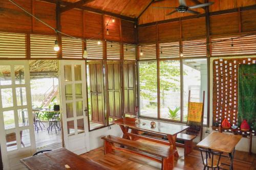 Momos Surf Shack in Naibos