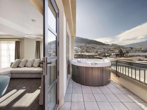 Opera King Suite with Patio and Outdoor Jacuzzi - Lake View.