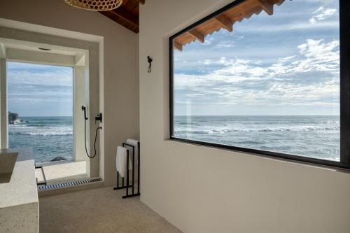 Deluxe Double Room with Side Sea View image 4