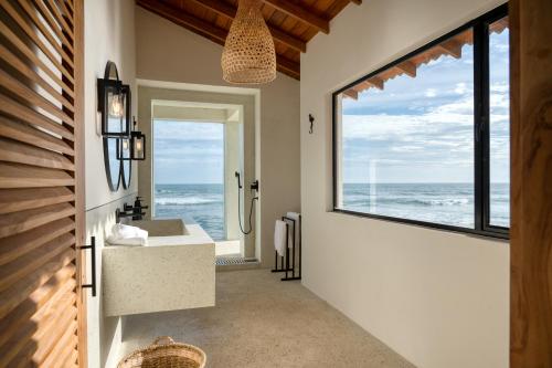 Deluxe Double Room with Side Sea View image 2