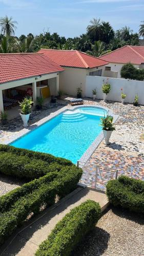 The White House Tujereng in 圖赫林