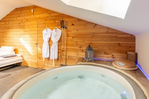 Pezsgőfürdő, Le Lov't - Suite avec jacuzzi in Spontin