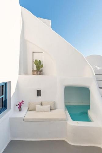 Cave house in Oia
