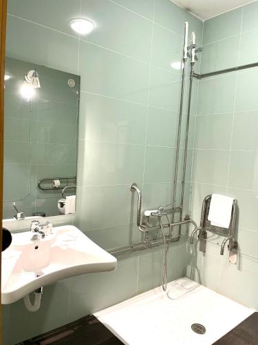 Twin Room - Disability Access image 2