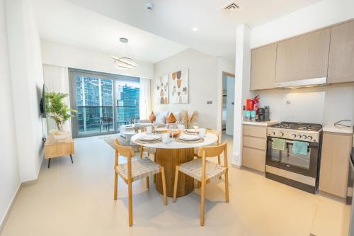 FAM Living- Chic and Stylish Apartment in the Heart of Downtown Dubai - image 13