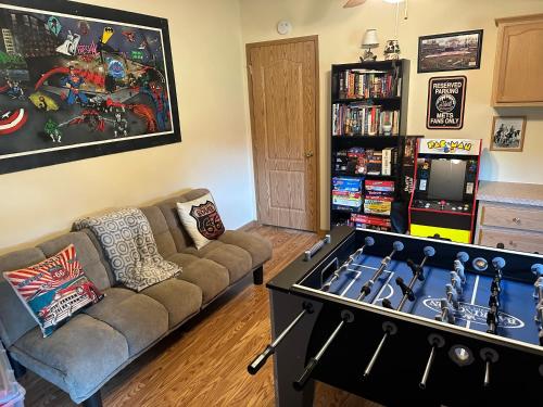 20 Miles to Windham Mountain King Bed, Game Room, Out Door Patio in Cairo, USA